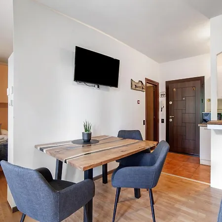 Modern Park Apartment *